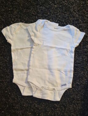 Gerber White Short-Sleeve Baby Onesie Set